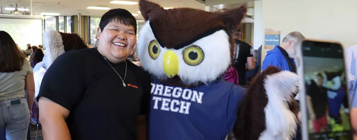 New student with Hootie at SOAR in Fall 2022