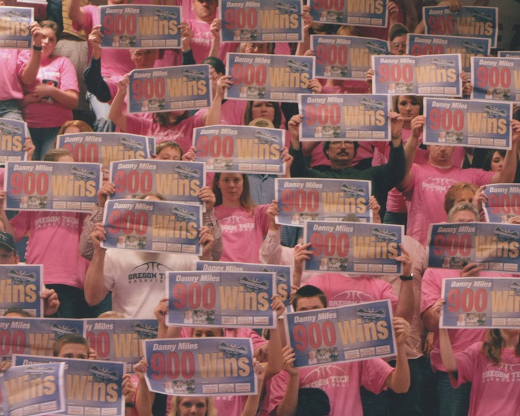 Crowd in Pink - 900 wins sign