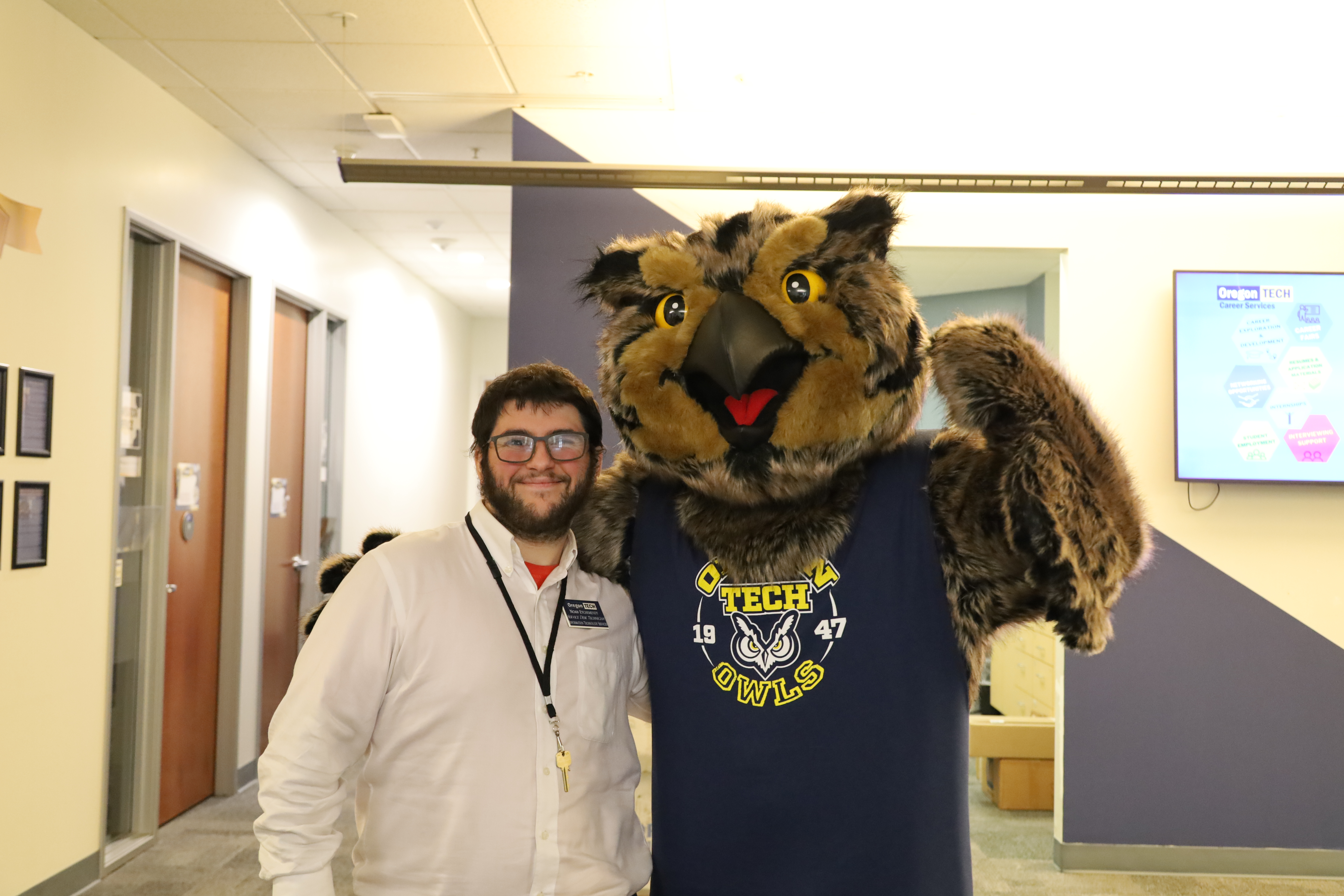 Hootie poses with a students at the Portland-Metro campus.