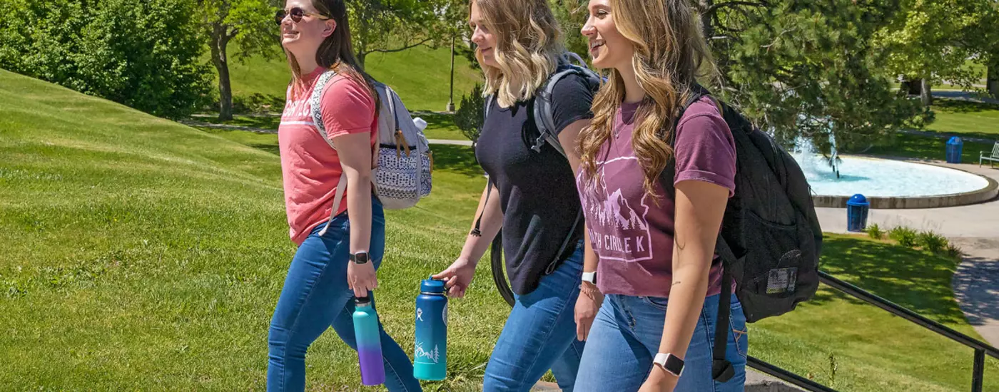 students walk to CU