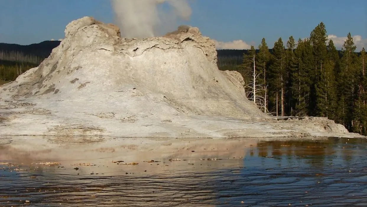 Geyser in Yellowstone near Old Faithful